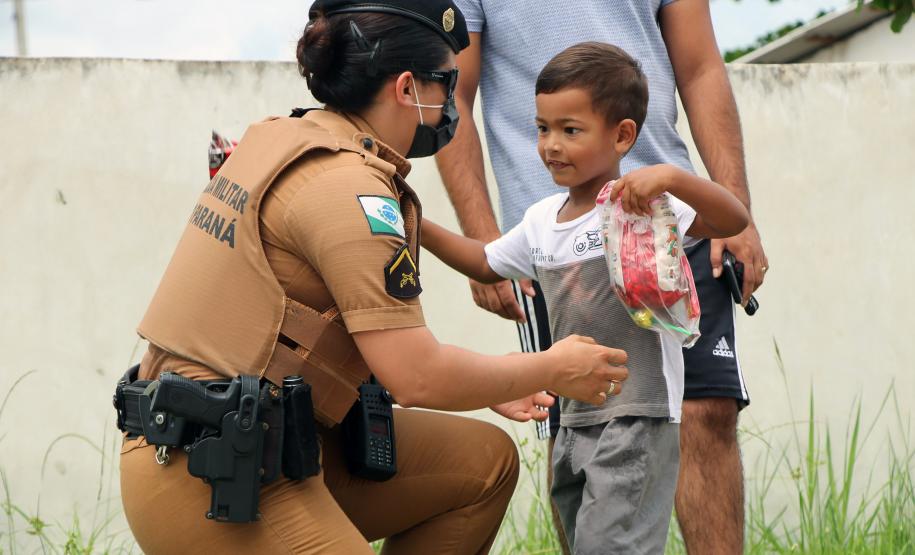ONG doa brinquedos e Polícia Militar faz a entrega de presentes de Natal para crianças carentes em Pontal do Paraná