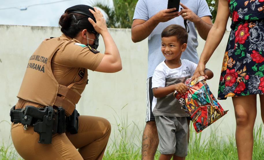 ONG doa brinquedos e Polícia Militar faz a entrega de presentes de Natal para crianças carentes em Pontal do Paraná