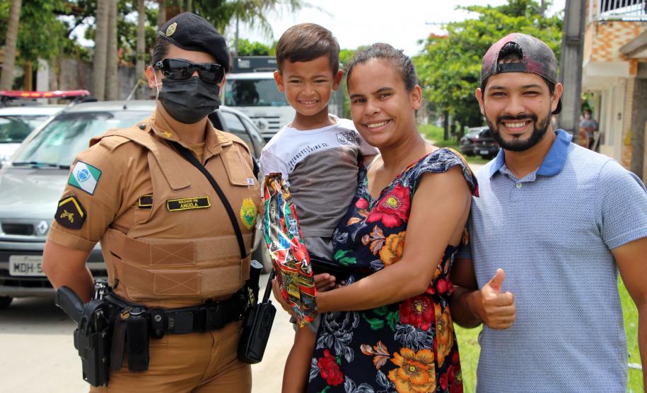 ONG doa brinquedos e Polícia Militar faz a entrega de presentes de Natal para crianças carentes em Pontal do Paraná