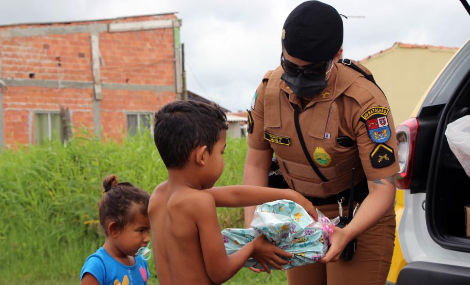 ONG doa brinquedos e Polícia Militar faz a entrega de presentes de Natal para crianças carentes em Pontal do Paraná