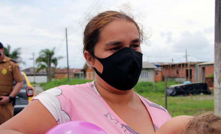 ONG doa brinquedos e Polícia Militar faz a entrega de presentes de Natal para crianças carentes em Pontal do Paraná