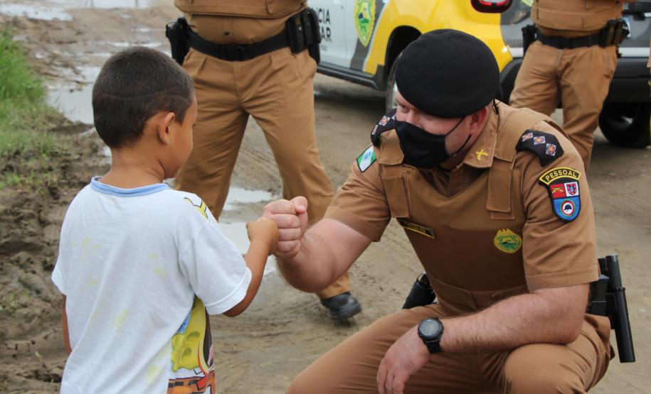 ONG doa brinquedos e Polícia Militar faz a entrega de presentes de Natal para crianças carentes em Pontal do Paraná