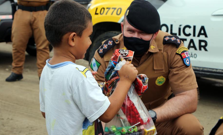 ONG doa brinquedos e Polícia Militar faz a entrega de presentes de Natal para crianças carentes em Pontal do Paraná