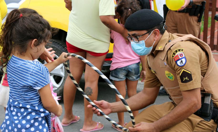 ONG doa brinquedos e Polícia Militar faz a entrega de presentes de Natal para crianças carentes em Pontal do Paraná