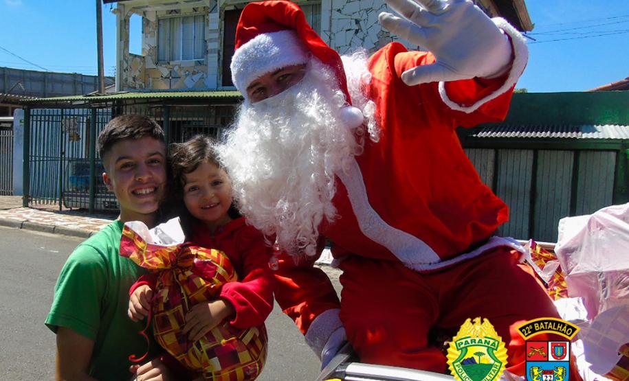 Batalhão da PM de Colombo, na RMC, entrega cerca de mil brinquedos durante ação de Natal