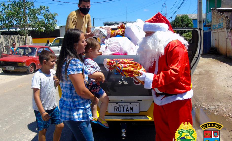 Batalhão da PM de Colombo, na RMC, entrega cerca de mil brinquedos durante ação de Natal