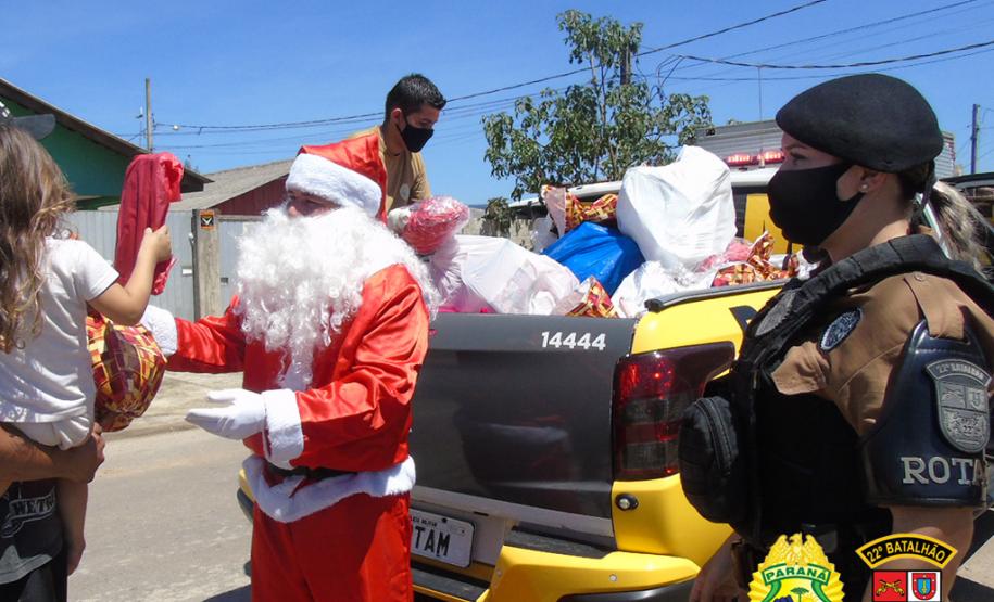 Batalhão da PM de Colombo, na RMC, entrega cerca de mil brinquedos durante ação de Natal