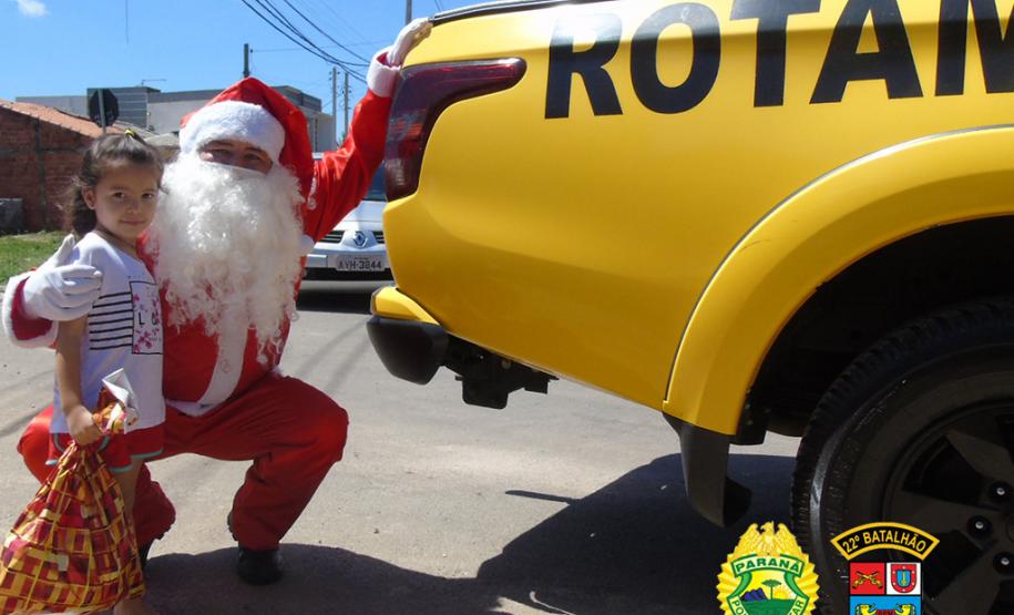Batalhão da PM de Colombo, na RMC, entrega cerca de mil brinquedos durante ação de Natal
