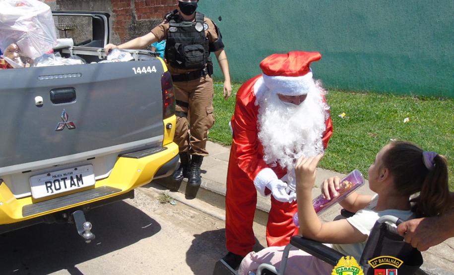 Batalhão da PM de Colombo, na RMC, entrega cerca de mil brinquedos durante ação de Natal
