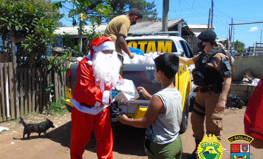 Batalhão da PM de Colombo, na RMC, entrega cerca de mil brinquedos durante ação de Natal