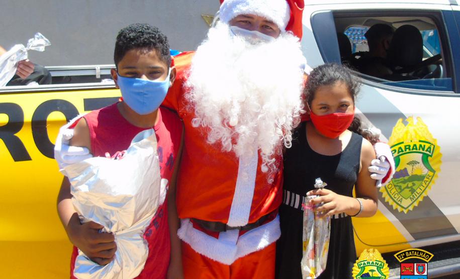 Batalhão da PM de Colombo, na RMC, entrega cerca de mil brinquedos durante ação de Natal