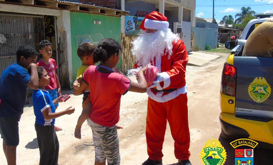 Batalhão da PM de Colombo, na RMC, entrega cerca de mil brinquedos durante ação de Natal