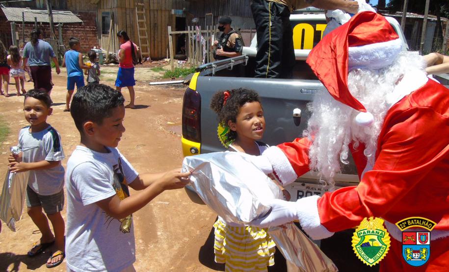 Batalhão da PM de Colombo, na RMC, entrega cerca de mil brinquedos durante ação de Natal
