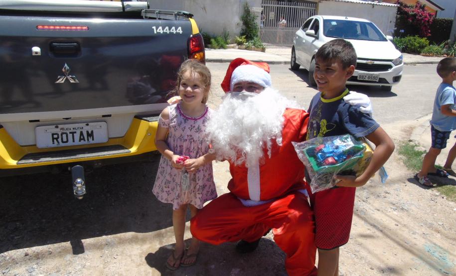 Batalhão da PM de Colombo, na RMC, entrega cerca de mil brinquedos durante ação de Natal