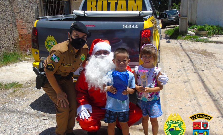 Batalhão da PM de Colombo, na RMC, entrega cerca de mil brinquedos durante ação de Natal