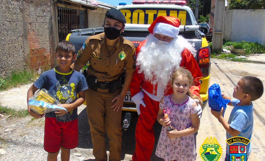 Batalhão da PM de Colombo, na RMC, entrega cerca de mil brinquedos durante ação de Natal