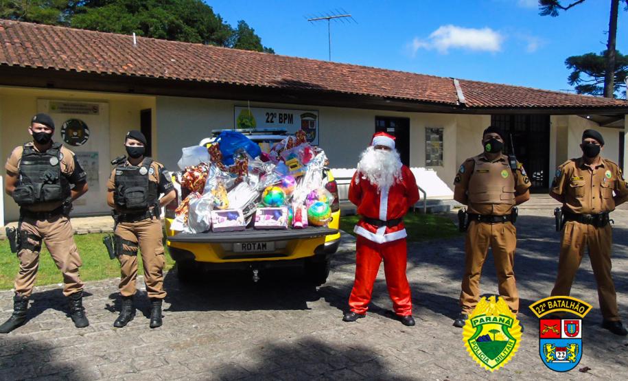 Batalhão da PM de Colombo, na RMC, entrega cerca de mil brinquedos durante ação de Natal