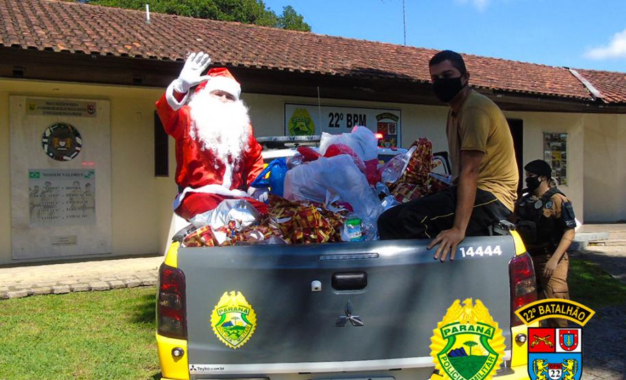 Batalhão da PM de Colombo, na RMC, entrega cerca de mil brinquedos durante ação de Natal