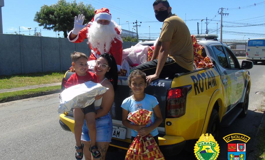 Batalhão da PM de Colombo, na RMC, entrega cerca de mil brinquedos durante ação de Natal
