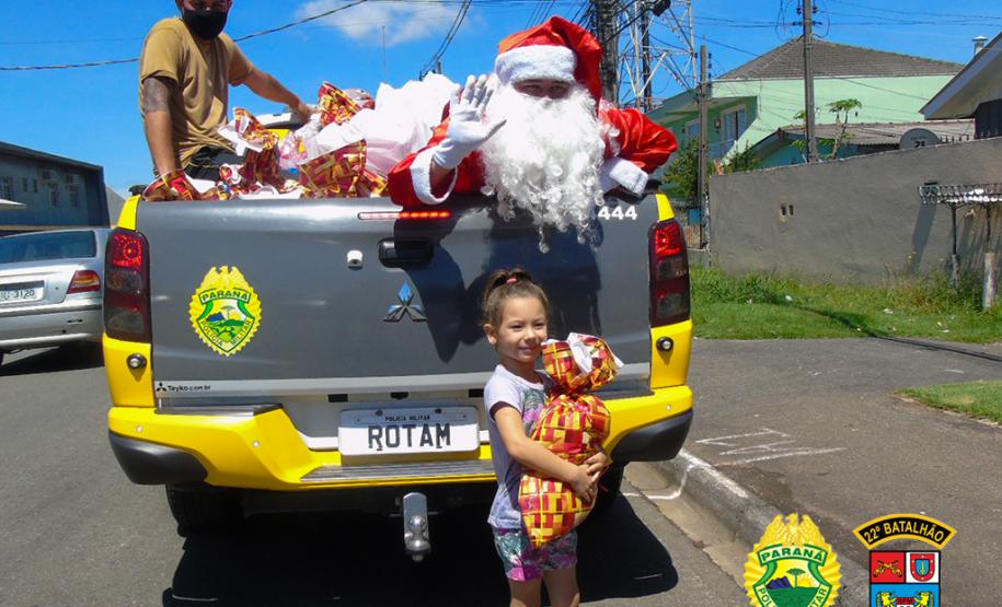 Batalhão da PM de Colombo, na RMC, entrega cerca de mil brinquedos durante ação de Natal