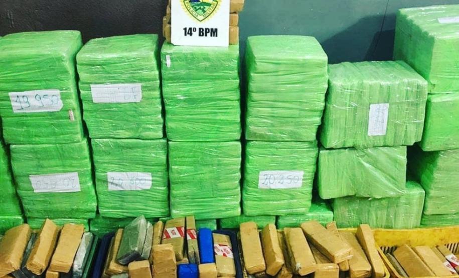 No Oeste do estado, PM apreende mais de 600 quilos de maconha e cinco pessoas acabam presas em situações distintas