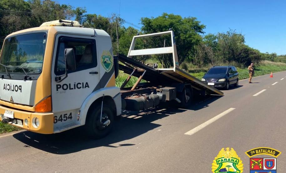 No Noroeste do estado, PM apreende um carro carregado com contrabando e uma arma de fogo