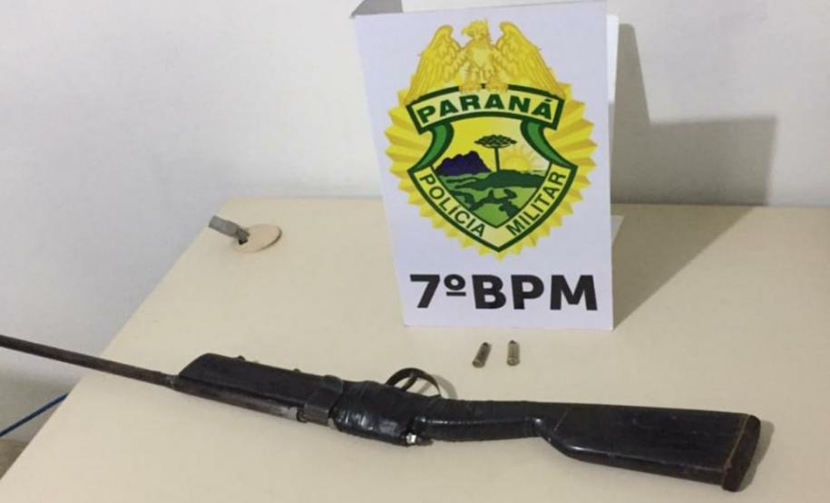 No Noroeste do estado, PM apreende um carro carregado com contrabando e uma arma de fogo