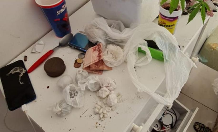 PM encaminha 14 pessoas e apreende drogas e uma arma de fogo durante operação no Litoral do estado