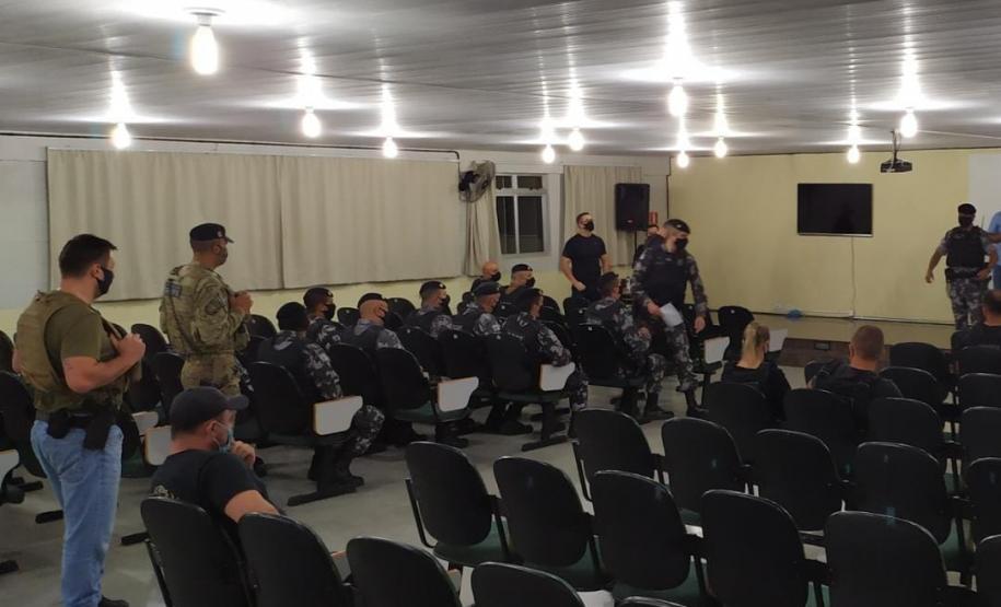 PM encaminha 14 pessoas e apreende drogas e uma arma de fogo durante operação no Litoral do estado