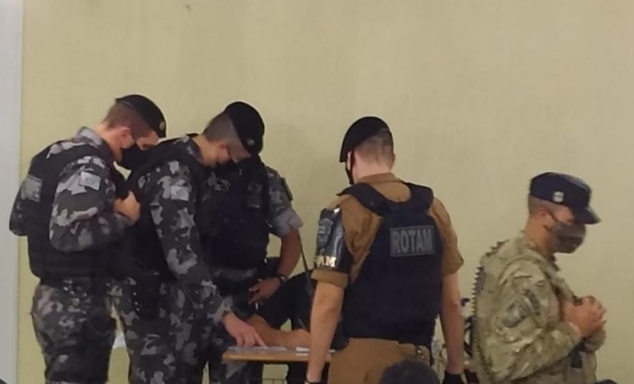 PM encaminha 14 pessoas e apreende drogas e uma arma de fogo durante operação no Litoral do estado