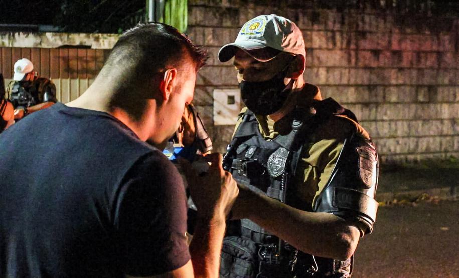 Mais de 250 pessoas são abordadas e duas acabam presas durante operação da PM em Morretes e Antonina