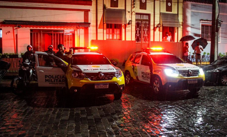 Mais de 250 pessoas são abordadas e duas acabam presas durante operação da PM em Morretes e Antonina