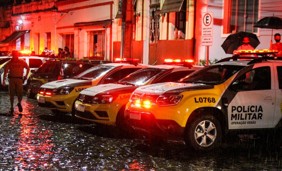 Mais de 250 pessoas são abordadas e duas acabam presas durante operação da PM em Morretes e Antonina