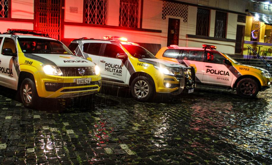 Mais de 250 pessoas são abordadas e duas acabam presas durante operação da PM em Morretes e Antonina