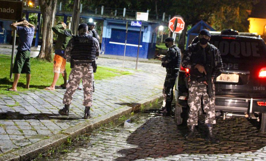 Mais de 250 pessoas são abordadas e duas acabam presas durante operação da PM em Morretes e Antonina