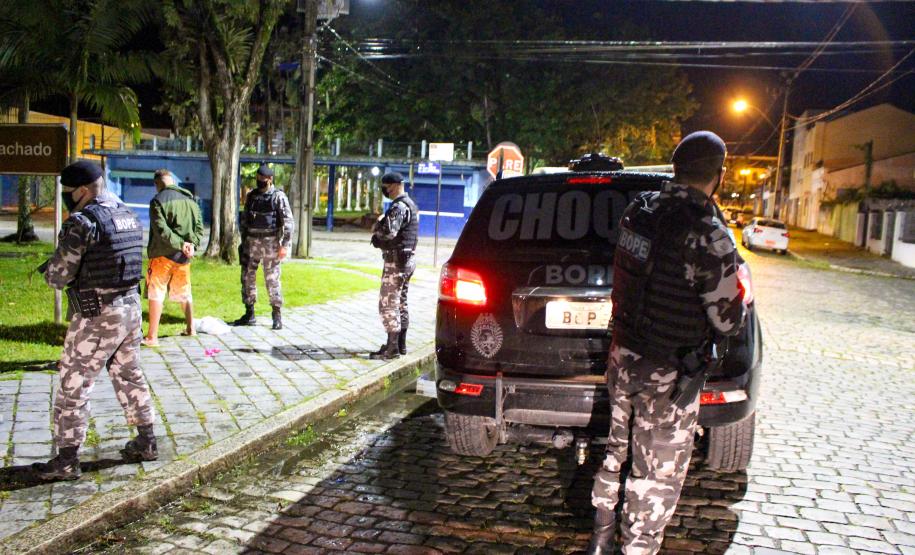 Mais de 250 pessoas são abordadas e duas acabam presas durante operação da PM em Morretes e Antonina