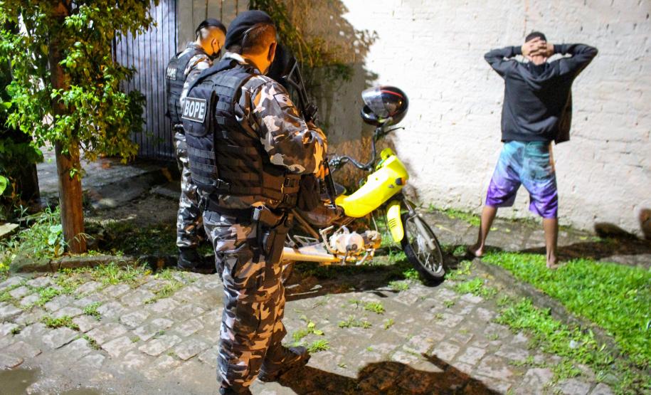 Mais de 250 pessoas são abordadas e duas acabam presas durante operação da PM em Morretes e Antonina