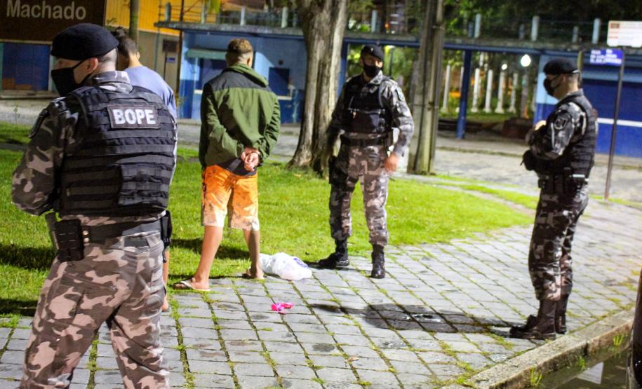 Mais de 250 pessoas são abordadas e duas acabam presas durante operação da PM em Morretes e Antonina