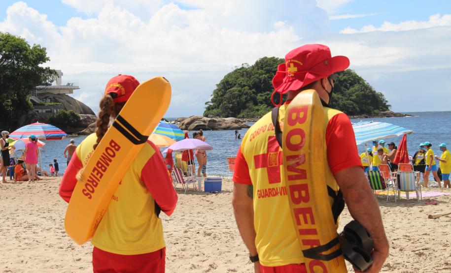 Orientação dos guarda-vidas e conscientização do cidadão fazem diminuir número de salvamentos no litoral na primeira quinzena do verão