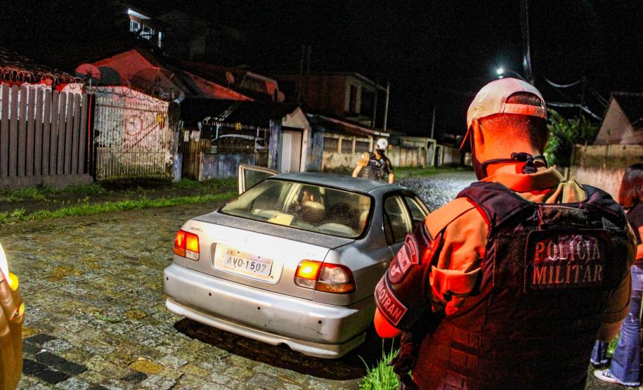 Mais de 250 pessoas são abordadas e duas acabam presas durante operação da PM em Morretes e Antonina