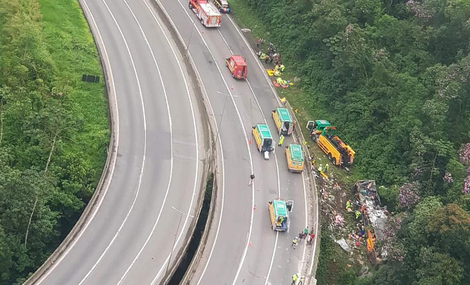 (ATUALIZADA) Forças de segurança e aeronaves atendem acidente de ônibus
