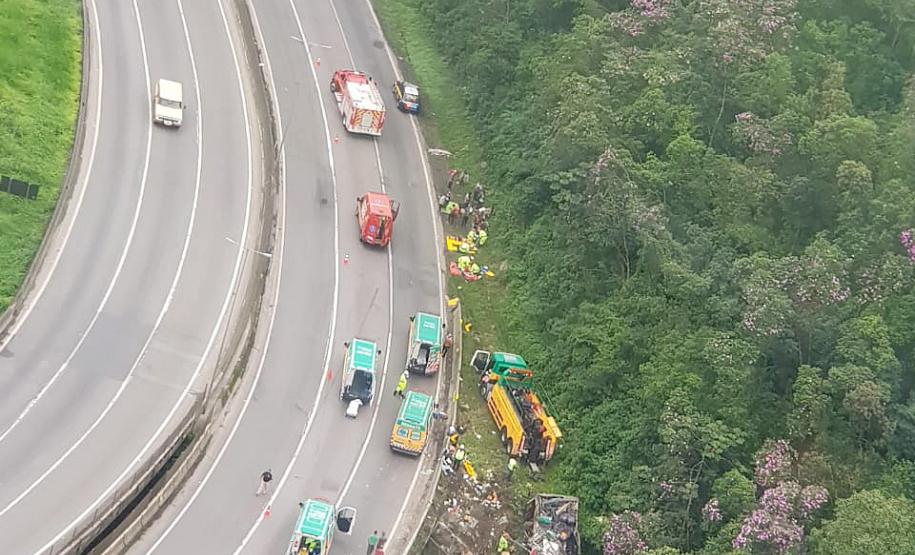 (ATUALIZADA) Forças de segurança e aeronaves atendem acidente de ônibus