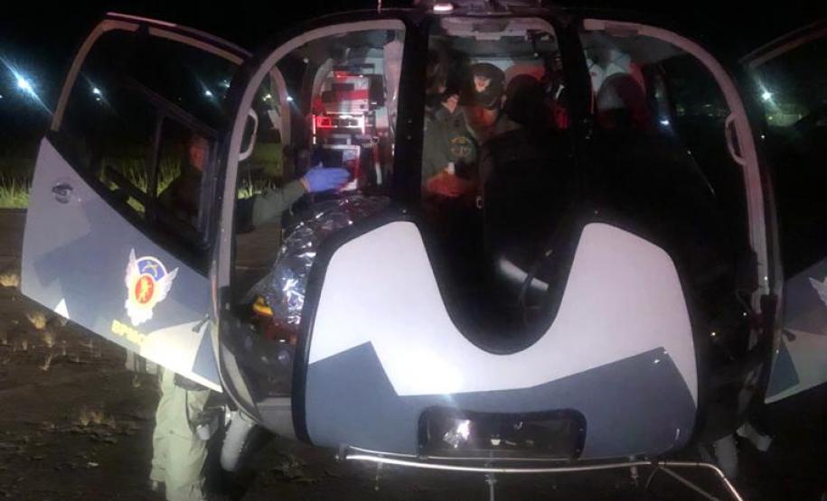 Um acidente envolvendo um carro e uma moto foi a primeira ocorrência noturna atendida pelo Batalhão de Polícia Militar de Operações Aéreas (BPMOA) neste sábado (09/01), pelo Verão Consciente 2020/2021. A vítima foi levada de Guaratuba ao Hospital Regional de Paranaguá.  Desde o início da temporada, o BPMOA opera uma base na cidade de Matinhos, ao lado da Unidade de Pronto Atendimento (UPA) para dar mais celeridade no atendimento de ocorrências e apoios em patrulhamento aéreo e de resgate e remoção de vítima