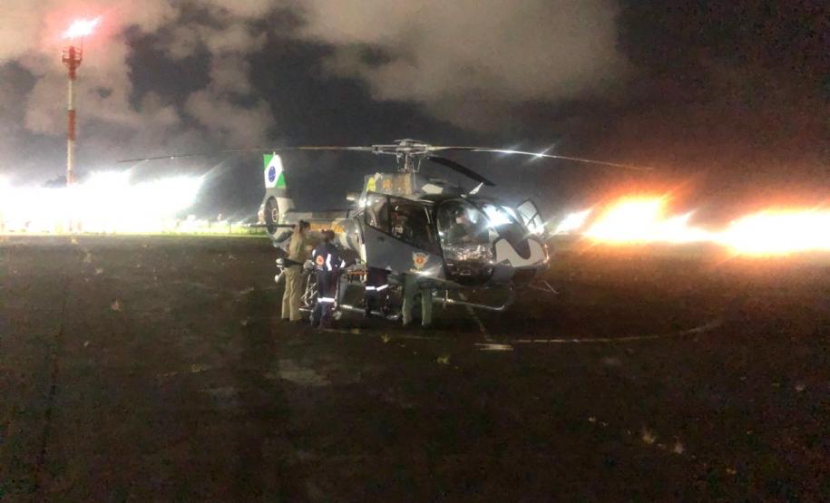 Um acidente envolvendo um carro e uma moto foi a primeira ocorrência noturna atendida pelo Batalhão de Polícia Militar de Operações Aéreas (BPMOA) neste sábado (09/01), pelo Verão Consciente 2020/2021. A vítima foi levada de Guaratuba ao Hospital Regional de Paranaguá.  Desde o início da temporada, o BPMOA opera uma base na cidade de Matinhos, ao lado da Unidade de Pronto Atendimento (UPA) para dar mais celeridade no atendimento de ocorrências e apoios em patrulhamento aéreo e de resgate e remoção de vítima