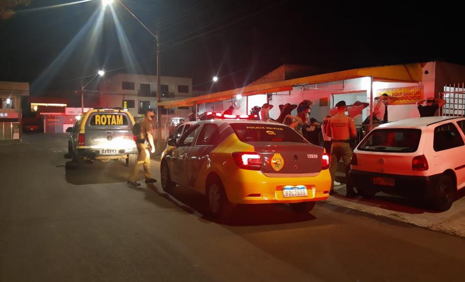 PM desencadeia Operação Lobo Bravo no Centro-Sul do estado, aborda 110 estabelecimentos comerciais, fecha seis e apreende duas armas de fogo