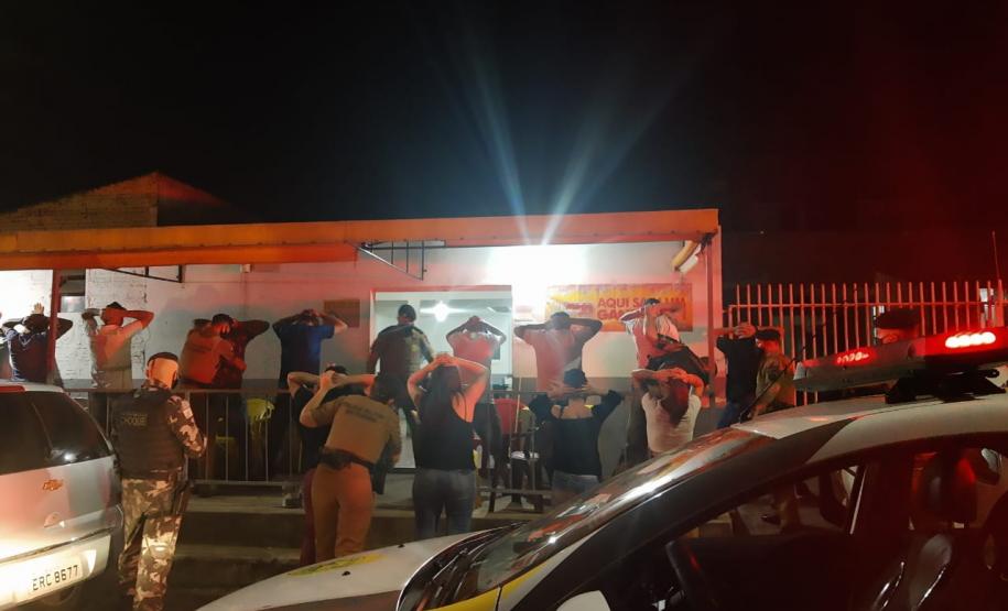 PM desencadeia Operação Lobo Bravo no Centro-Sul do estado, aborda 110 estabelecimentos comerciais, fecha seis e apreende duas armas de fogo