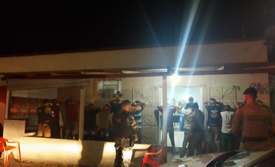 PM desencadeia Operação Lobo Bravo no Centro-Sul do estado, aborda 110 estabelecimentos comerciais, fecha seis e apreende duas armas de fogo