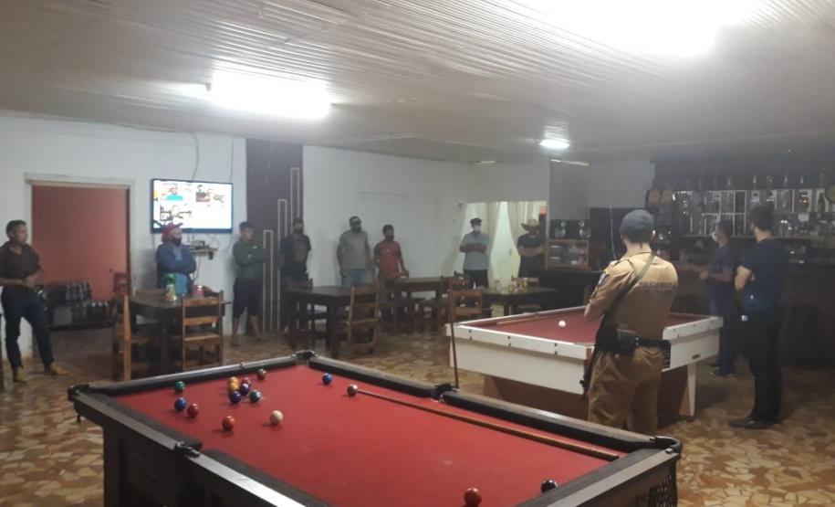 PM desencadeia Operação Lobo Bravo no Centro-Sul do estado, aborda 110 estabelecimentos comerciais, fecha seis e apreende duas armas de fogo