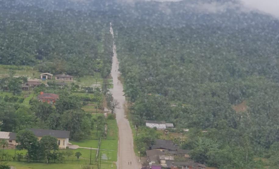 Bombeiros sobrevoam região de Tagaçaba após chuvas em Guaraqueçaba