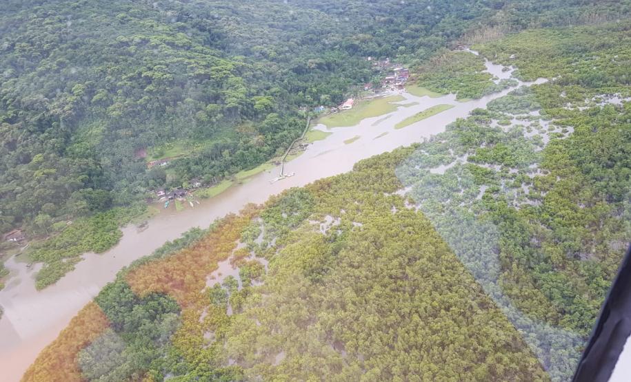 Bombeiros sobrevoam região de Tagaçaba após chuvas em Guaraqueçaba